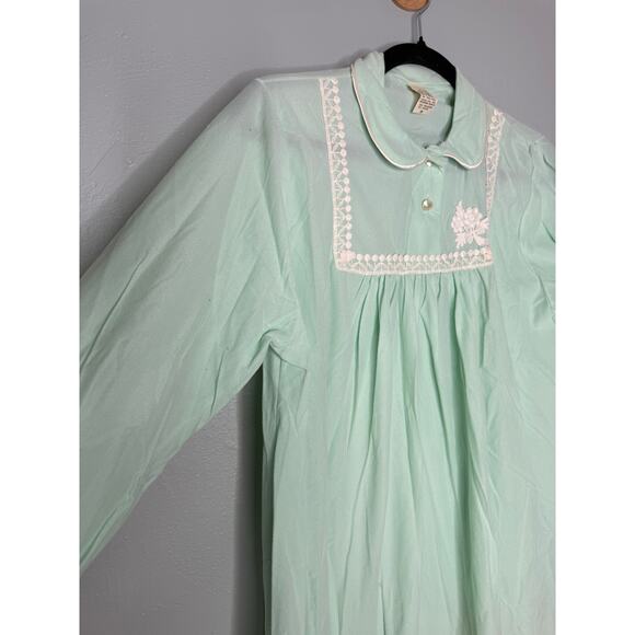 Vintage 70s/80s mint green nightgown with floral embroidery - Picture 4 of 7